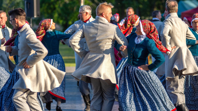 Dejo tautas deju kolektīvs