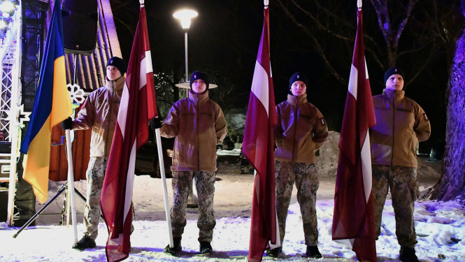 Jaunsargi ar karogiem