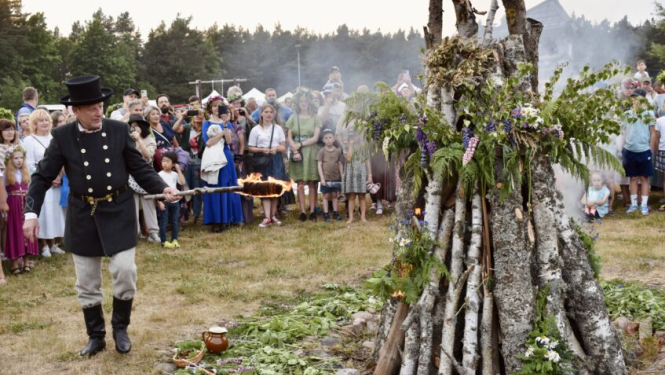 Vīrietis pie ugunskura Jūrkalnes Saulgriežos