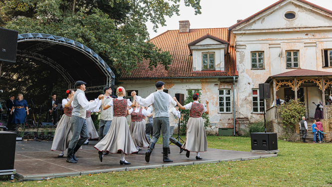 Novada svētkos uzstājās novada amatierkolektīvi