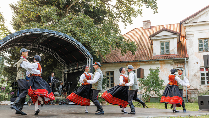 Novada svētkos uzstājās novada amatierkolektīvi