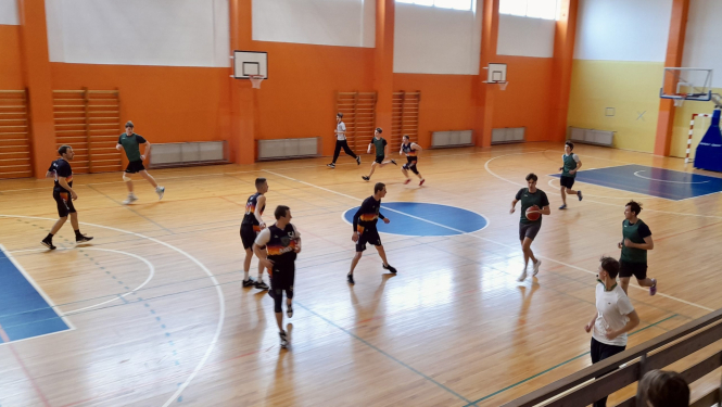 Spēlē basketbolu