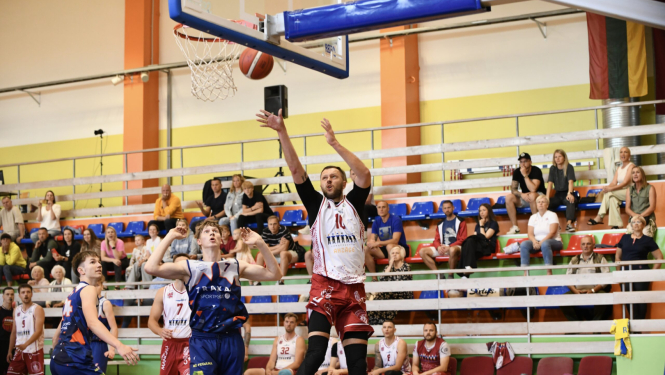 Spēlē basketbolu