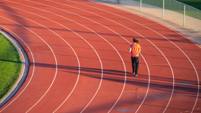 Piltenes stadionā aizvadītas vieglatlētikas sacensības pieaugušajiem 