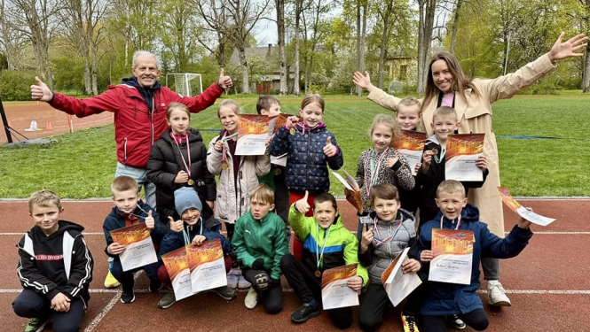 Sportisti ar medaļām un diplomiem