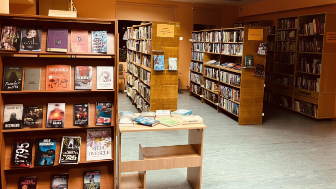 Grāmatu plaukti ar grāmatām