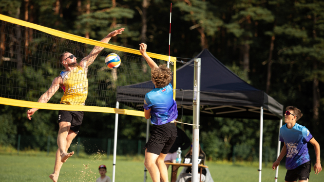 Vīriešu volejbola čempionāts rit pilnā sparā