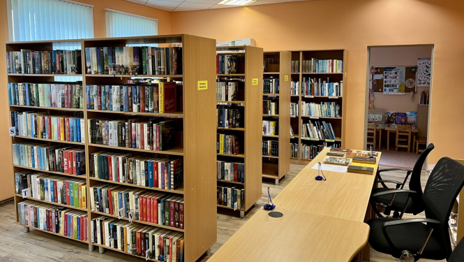 Grāmatu plaukti ar grāmatām