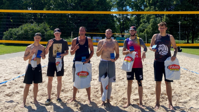 Pludmales volejbolisti ar balvām