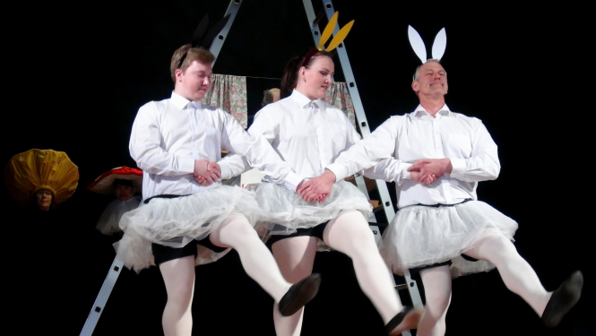 Tiek spēlēts teātris