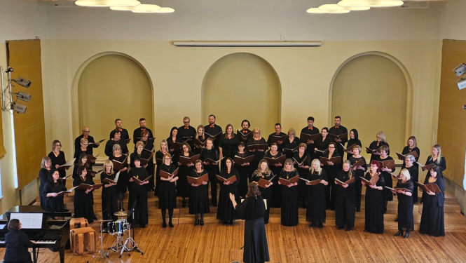 Koris uzstājas skatē