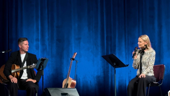 Mārcis Auziņš un Beāte Zviedre dzejkoncertā