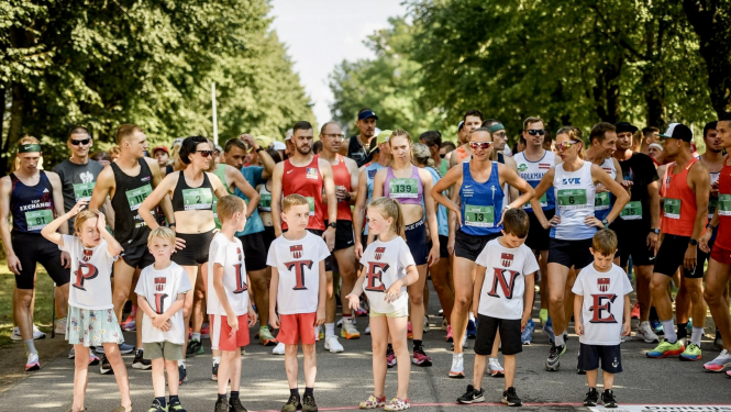 Piltenes skrējiena dalībnieki uz starta