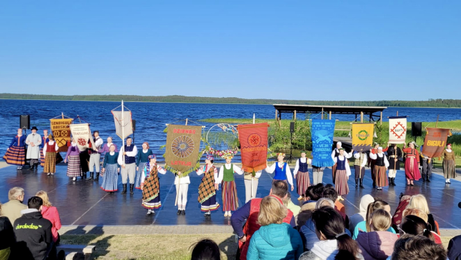 Pasākuma apmeklētāji, dalībnieki un kolektīvu vimpeļi