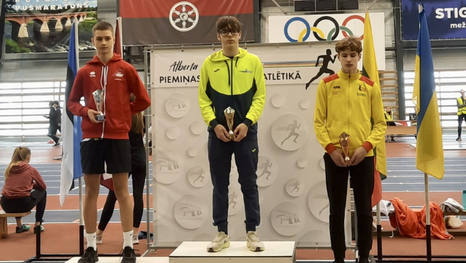 Sportisti ar kausiem