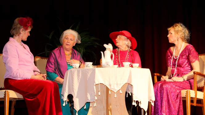 Tiek spēlēts teātris