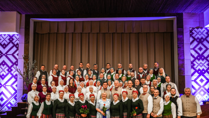 Tautas deju kolektīvu kopbilde