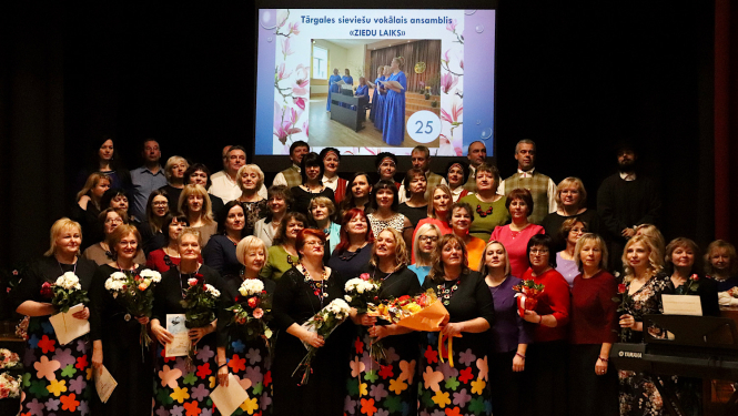 Jubilāru kopbilde ar viesiem