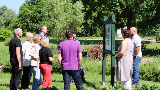 Apskata informatīvo stendu Usmā