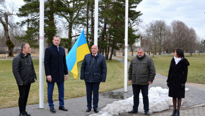 Cilvēki un Ukrainas karogs