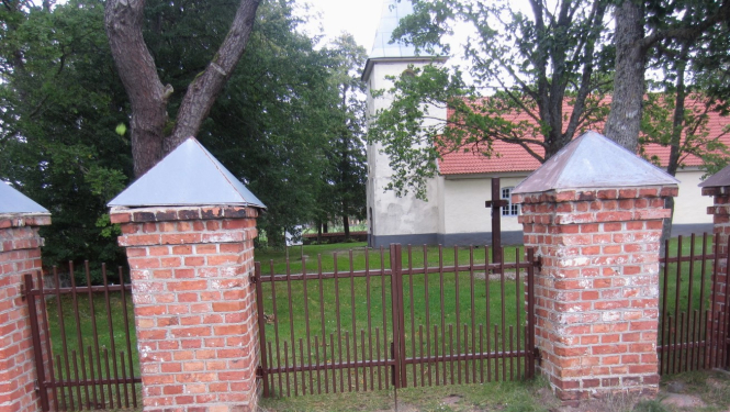 Vārti pie Jūrkalnes baznīcas