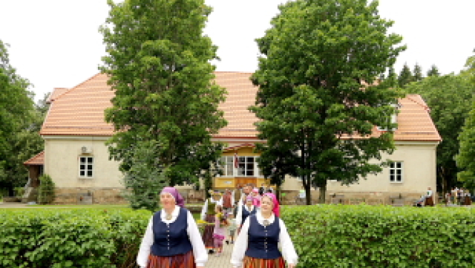 Ances muiža un cilvēki tautas tērpos