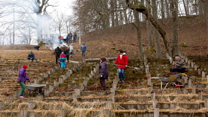 Atjauno Popes estrādi