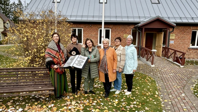 Cilvēki pie Jūrkalnes bibliotēkas