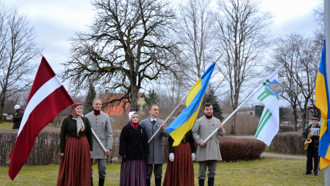 Cilvēki ar karogiem