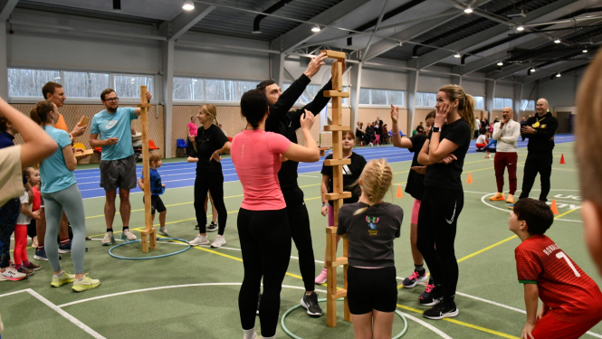 Ģimenes veido torni no stabiņiem