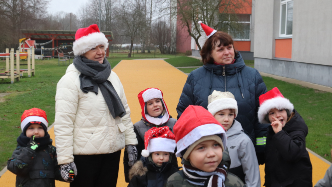 Bērni un audzinātājas priecīgās Ziemassvētku noskaņās