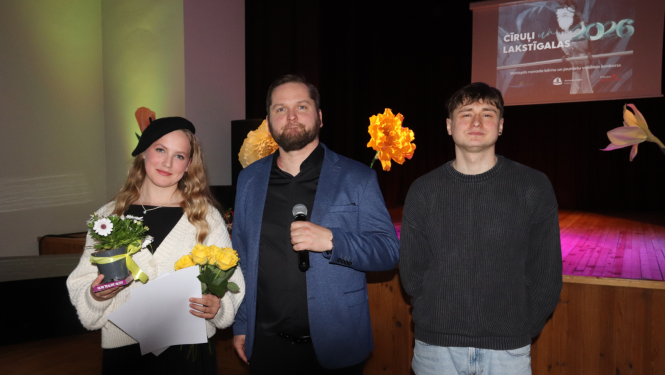 Jaunā soliste ar žūriju