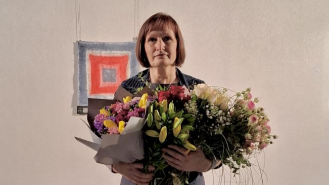 Inese Rumpa saņem “LBB Gada bibliotekāra 2022” balvu