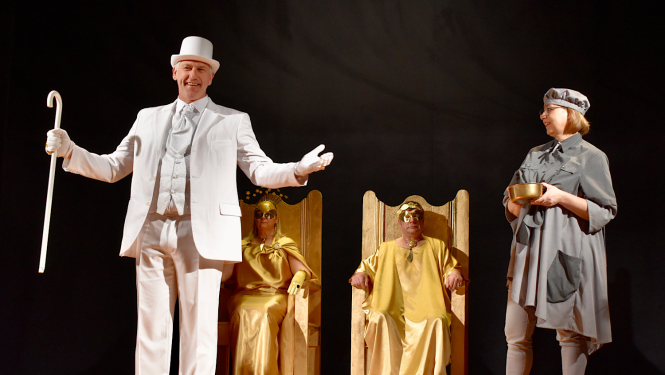 Tiek spēlēts teātris