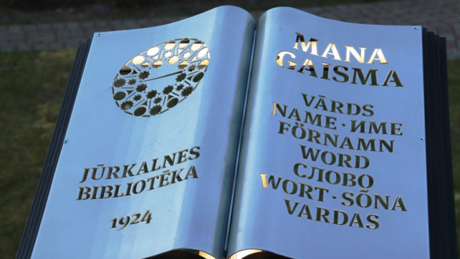 Jūrkalnē pie bibliotēkas uzstādīts vides objekts