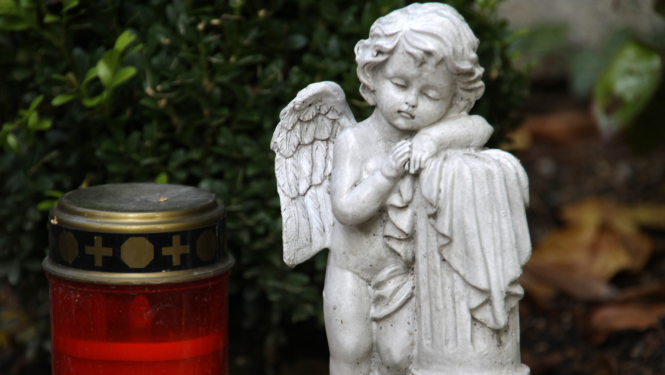 Svece un eņģelis kapos