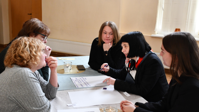 Domnīcas dalībnieki pilda uzdevumus