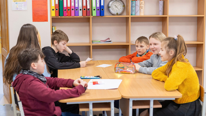 Bērni pilda uzdevumus