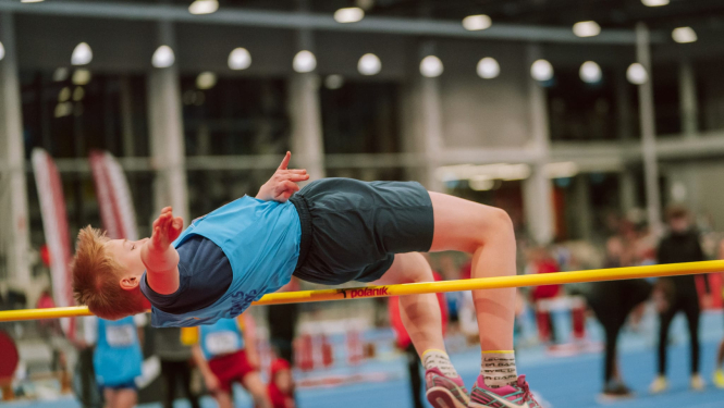 Sportists lec pāri barjerai