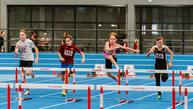 Sportisti lec pāri barjerām