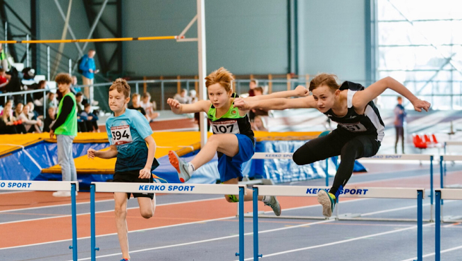 Sportisti lec pāri barjerām