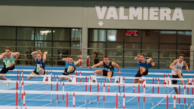 Sportisti lec pāri barjerām