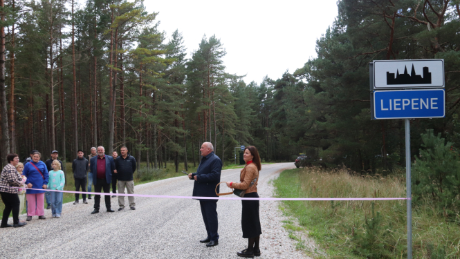 Tiek atklāts Liepenes ceļš, pārgriežot lentīti