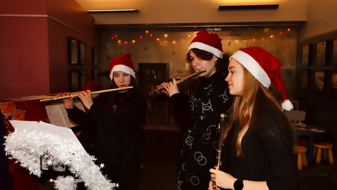 Muzikāls priekšnesums meitenēm rūķu cepurēs