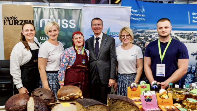 Pasākuma dalībnieki kopā ar prezidentu