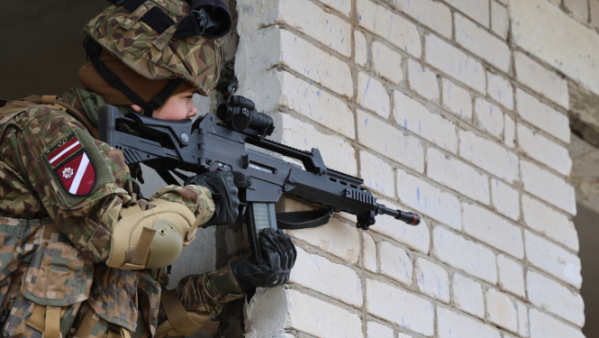 Militāro mācību karavīrs