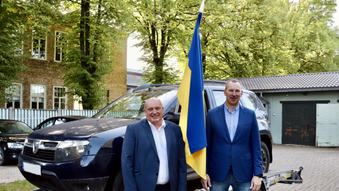 Pašvaldības vadība, Ukrainas karogs un auto