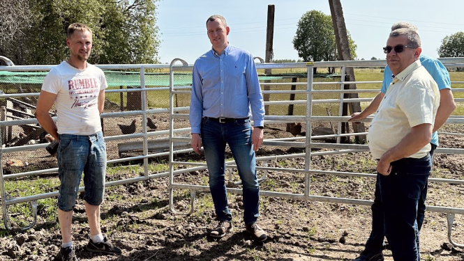 Pašvaldības pārstāvji apskata realizēto projektu