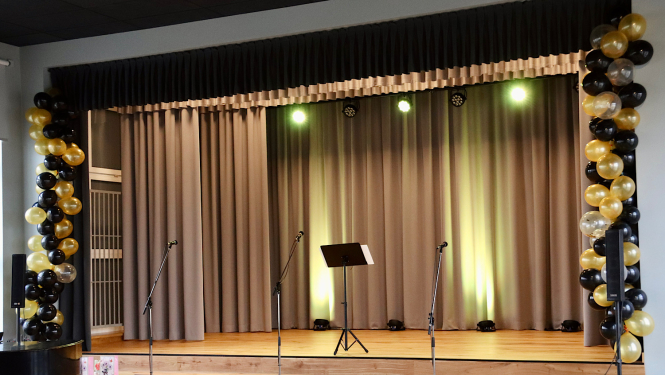 Ugāles vidusskolas aktu zāles skatuve