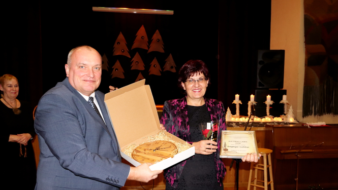 Pasniedz balvu “Kultūras laiks”